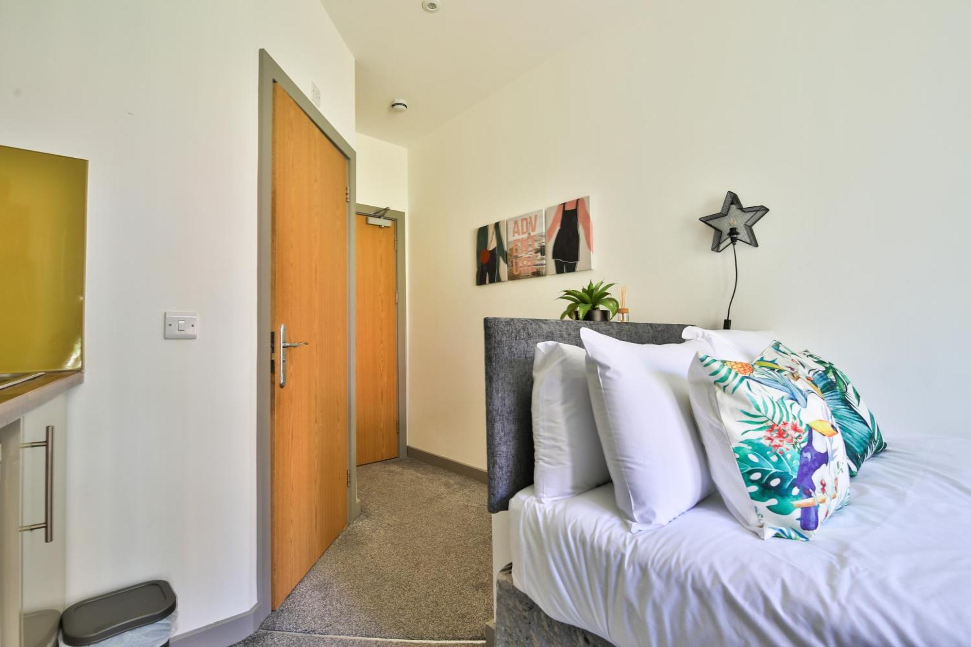 Princess Lofts City Centre Studios With Nespresso Coffee Machines & New Fast Wifi By Stayright Суонзи Екстериор снимка
