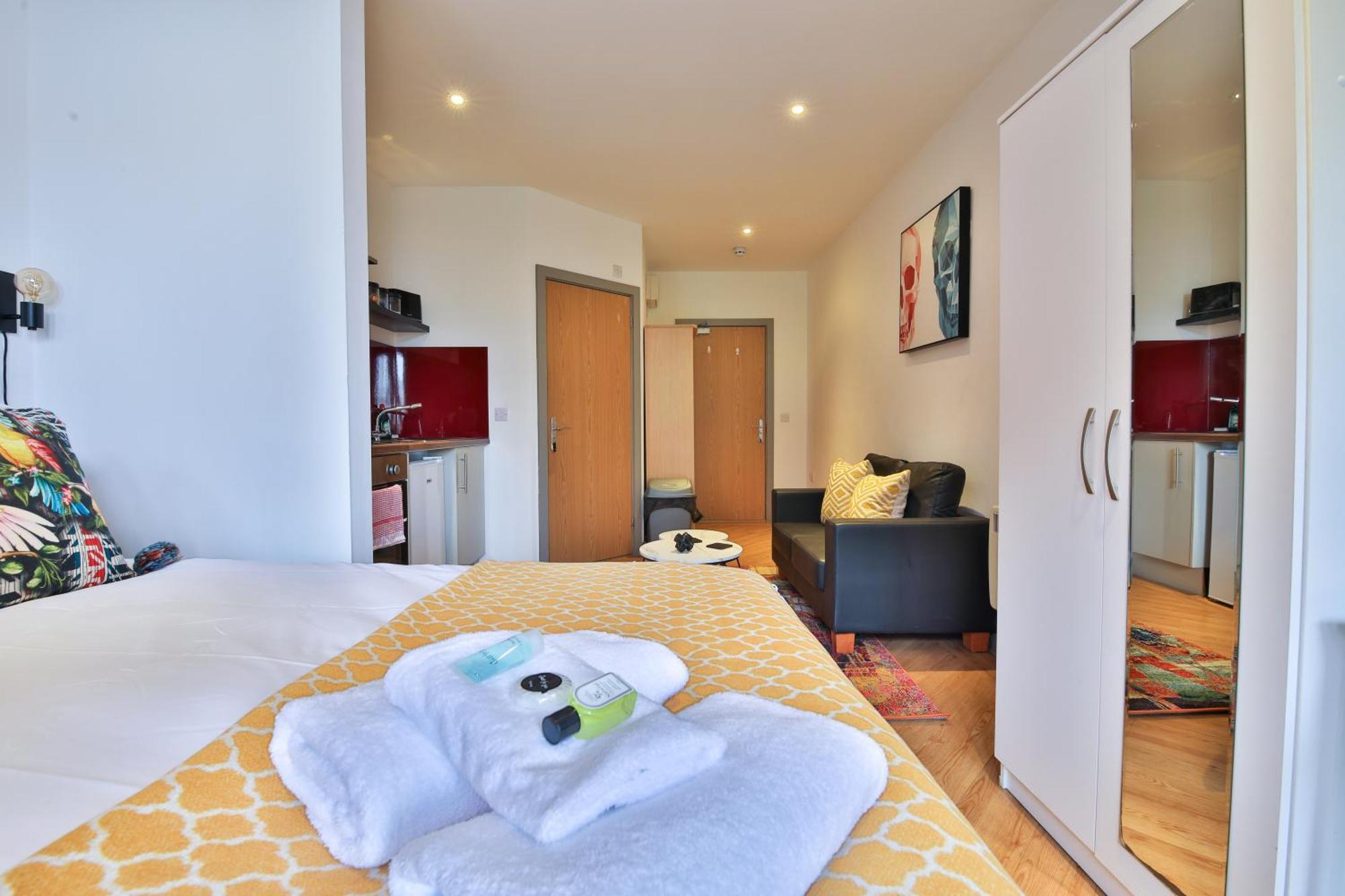 Princess Lofts City Centre Studios With Nespresso Coffee Machines & New Fast Wifi By Stayright Суонзи Екстериор снимка