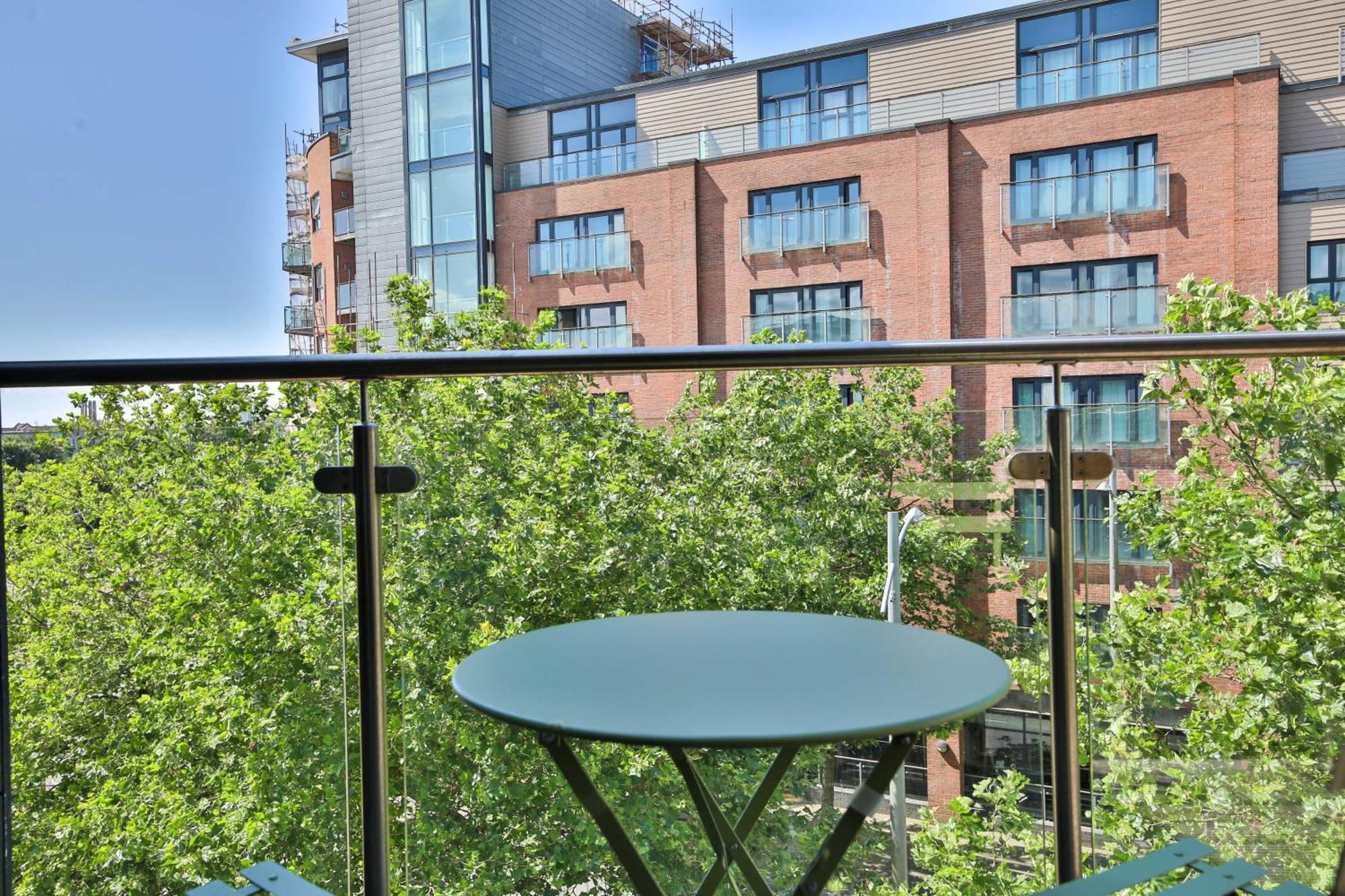 Princess Lofts City Centre Studios With Nespresso Coffee Machines & New Fast Wifi By Stayright Суонзи Екстериор снимка